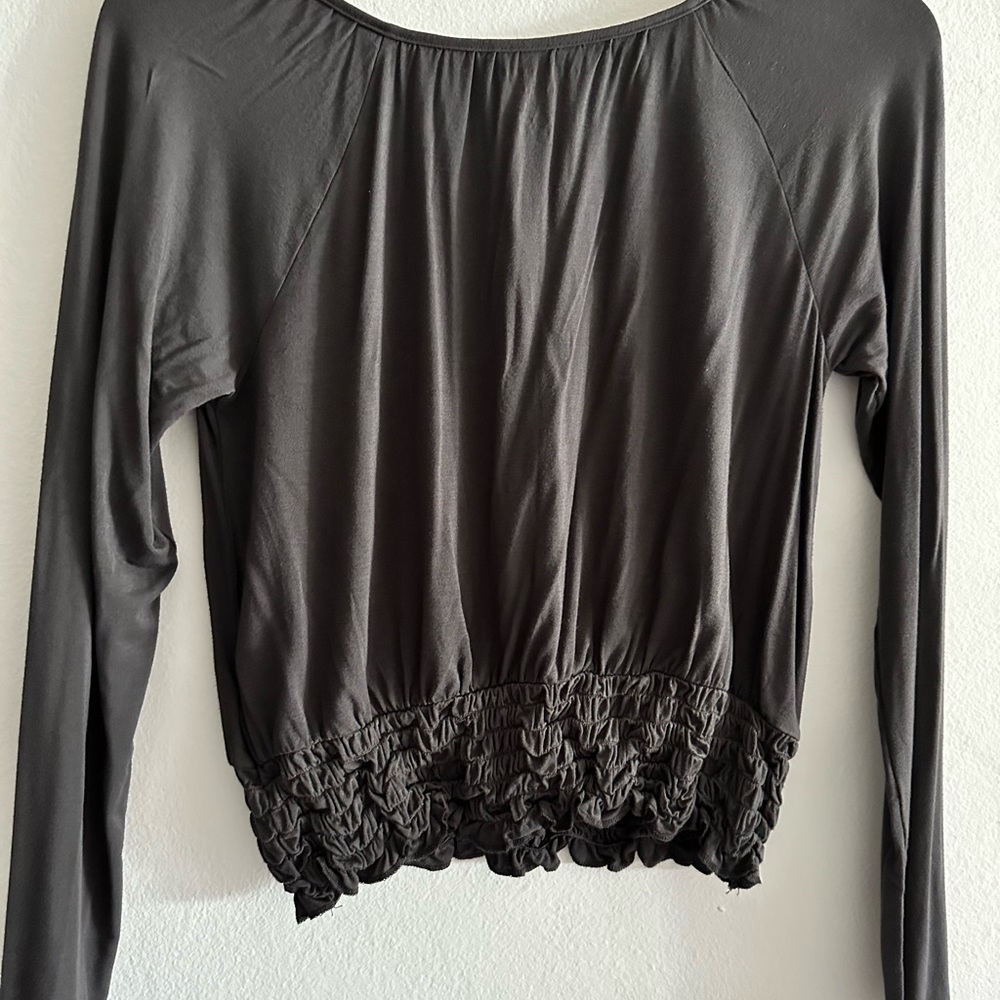 NWT American Eagle long sleeve blouse dark gray size small, elastic at the waist - Picture 4 of 4